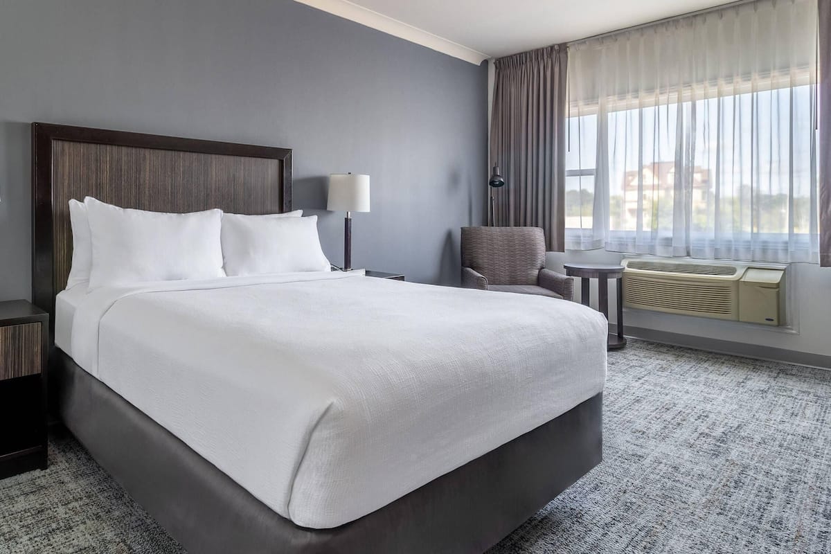 Standard Room, 1 King Bed, Non Smoking | Premium bedding, pillowtop beds, in-room safe, blackout drapes