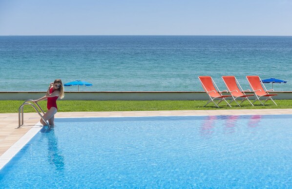 Außenpool (je nach Saison geöffnet), Sonnenschirme, Liegestühle