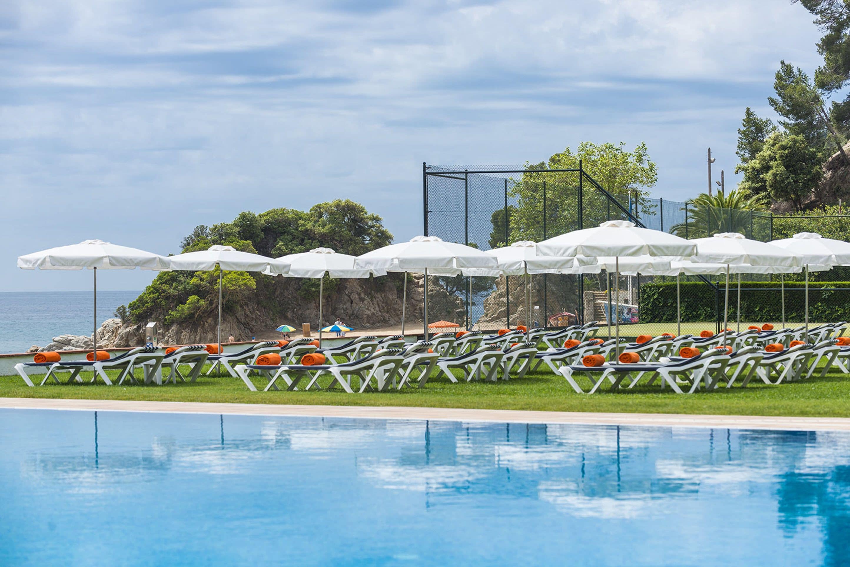 สระว่ายน้ำกลางแจ้งเปิดตามฤดูกาล, ร่มริมสระว่ายน้ำ, เก้าอี้อาบแดดริมสระ