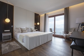 Suite junior, balcón | Ropa de cama de alta calidad y minibar