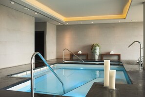 Seasonal outdoor pool, open 10:00 AM to 8:00 PM, pool umbrellas - Hotel Santa Marta (Lloret de Mar)