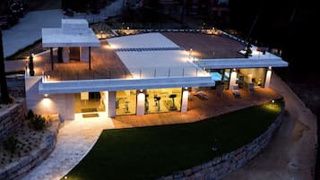 Couples treatment rooms, sauna, hot tub, body treatments