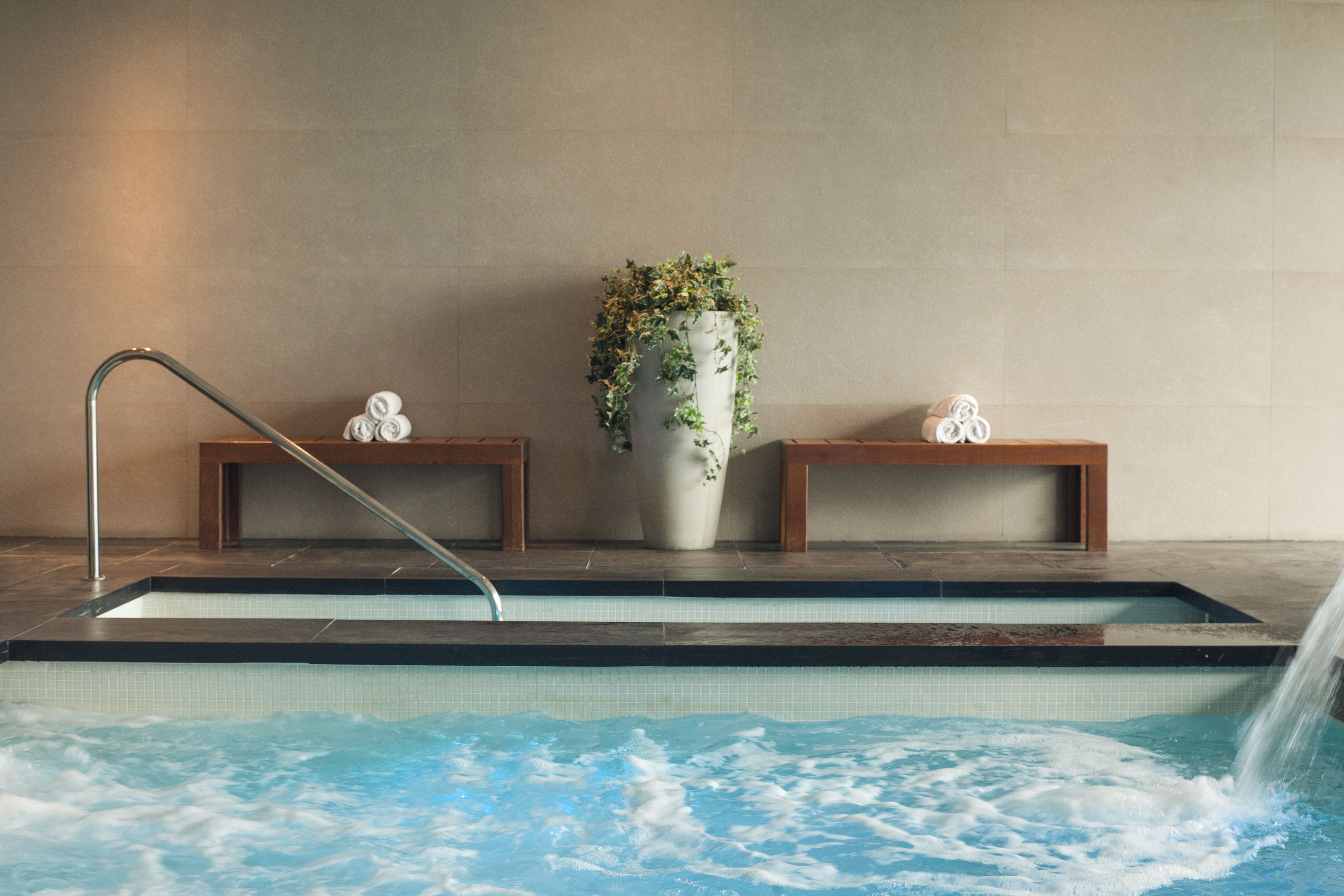 Salas de tratamiento para parejas, un sauna, una bañera de hidromasaje