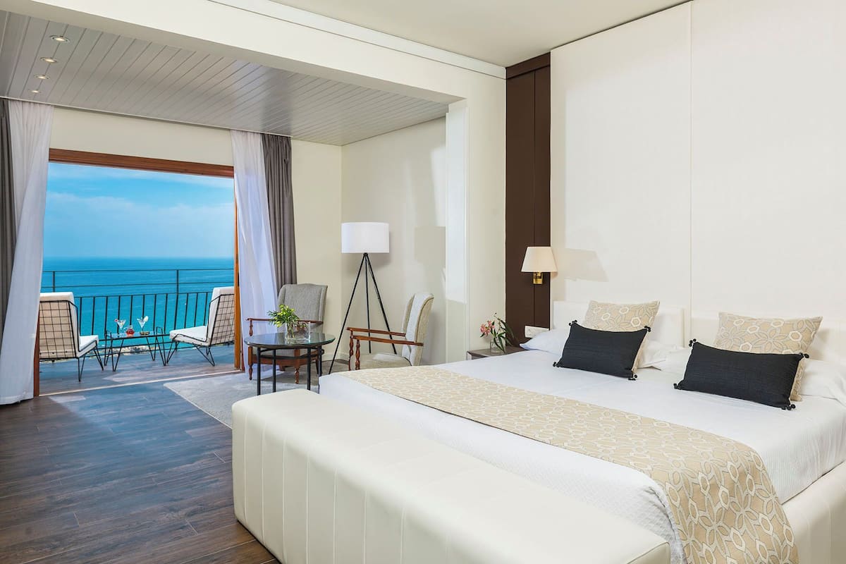 Chambre Prestige, terrasse, vue sur la mer | Literie de qualité, minibar, coffre-fort, bureau