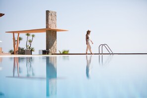 Außenpool (je nach Saison geöffnet), Sonnenschirme, Liegestühle