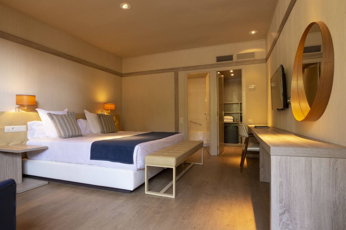 Premium bedding, minibar, in-room safe, desk
