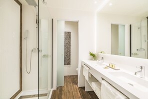 Combined shower/tub, designer toiletries, hair dryer, slippers - Hotel Santa Marta (Lloret de Mar)