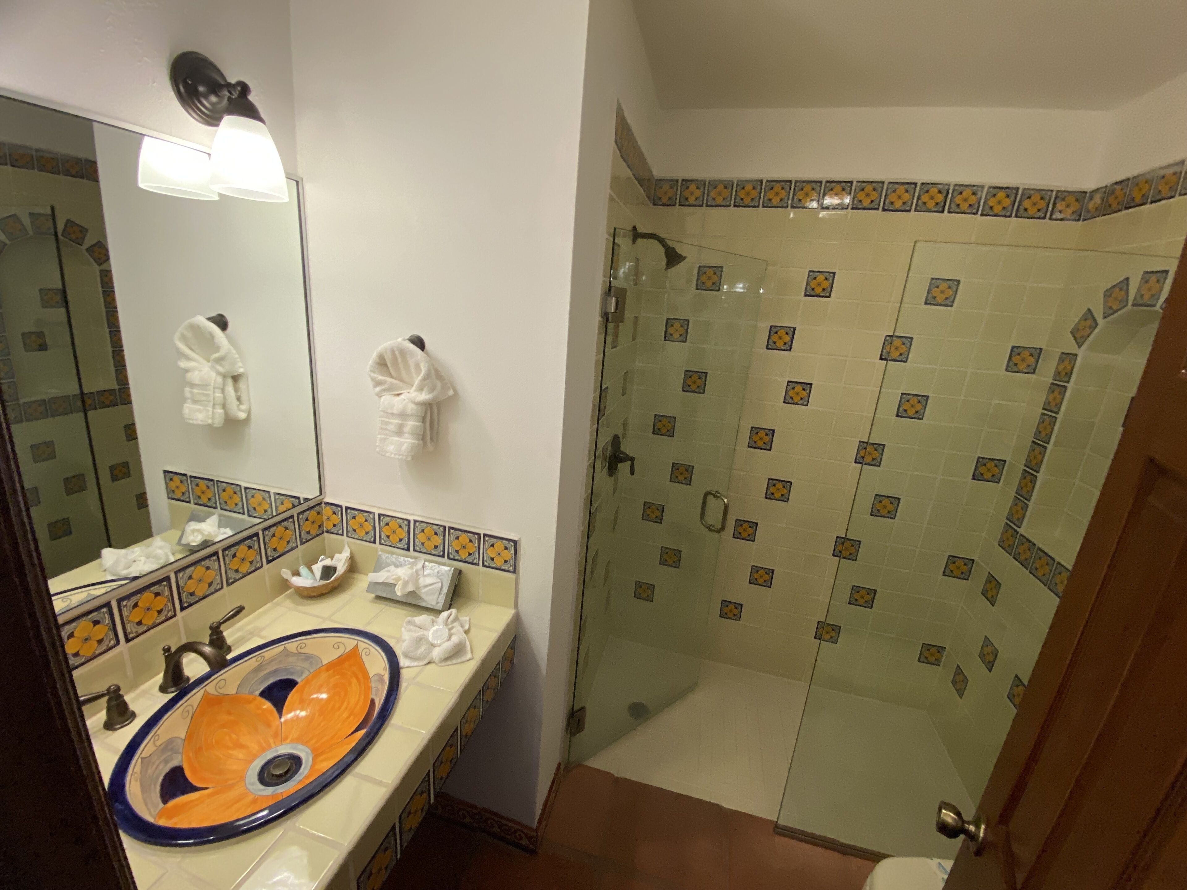 standard room | bathroom | shower, rainfall showerhead, free toiletries, hair dryer