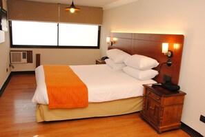 Premium bedding, down duvets, in-room safe, desk - Manquehue Las Condes Hotel (Santiago)