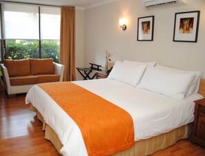 Sengetøy av topp kvalitet, dundyner, safe på rommet og skrivebord