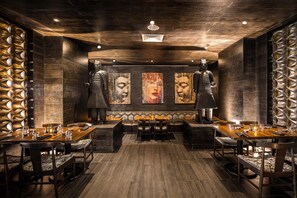 16 restaurants, servant le déjeuner et le souper; cuisine asiatique