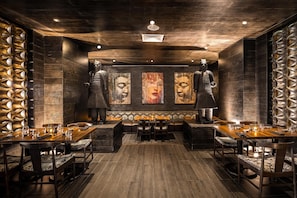 16 restaurants, servant le déjeuner et le souper; cuisine asiatique