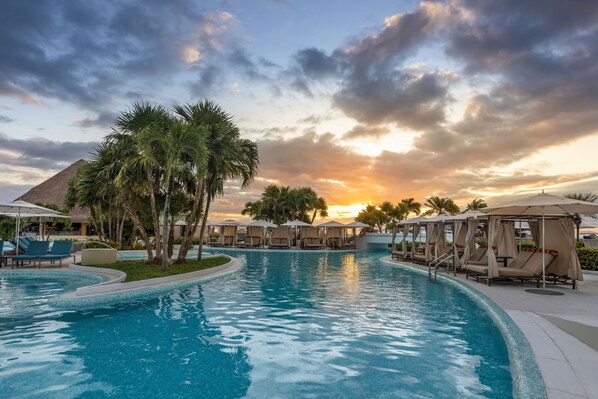 7 Außenpools, Sonnenschirme, Liegestühle