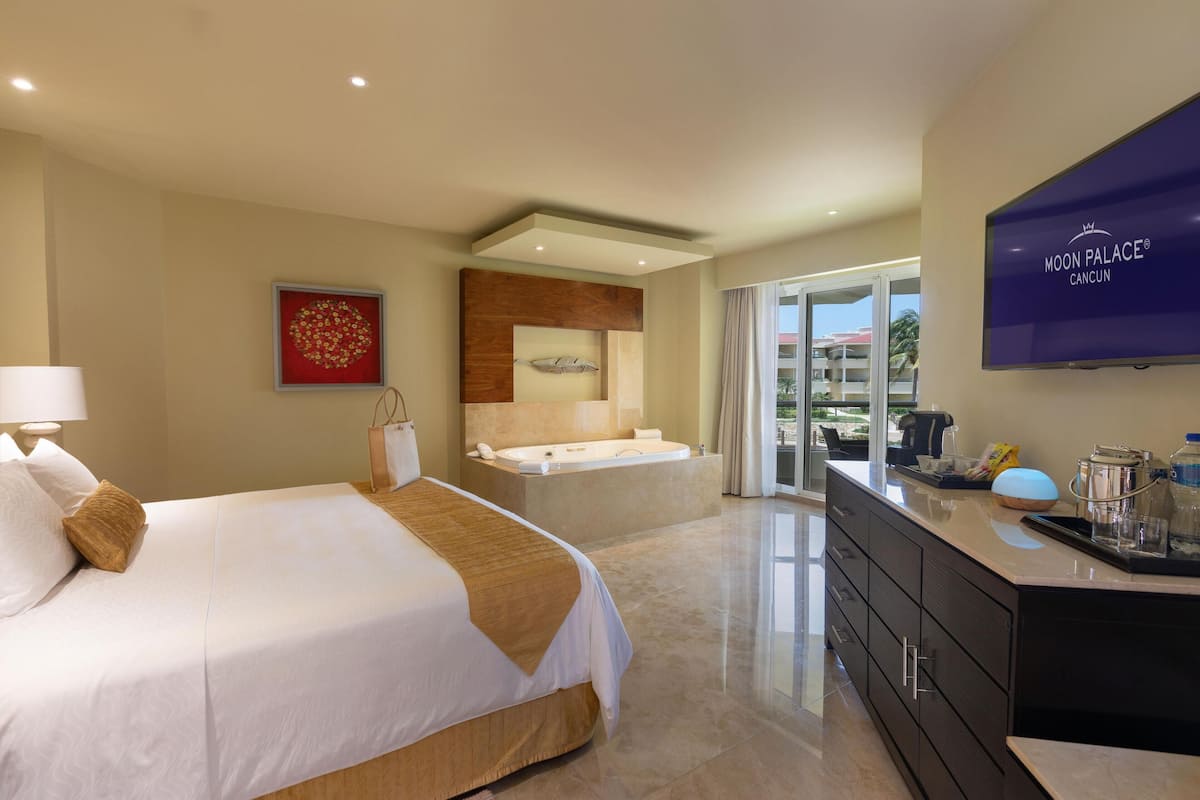 Superior Governor Suite - King Size Bed | 2 phòng ngủ, bộ đồ giường cao cấp, chăn bông