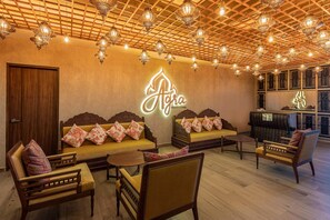 16 restaurants, breakfast, dinner served; Asian cuisine
