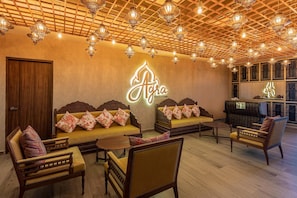 16 restaurants, breakfast, dinner served; Asian cuisine