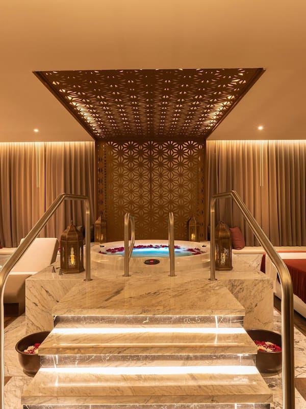 Couples treatment rooms, sauna, hot tub, steam room, Turkish bath