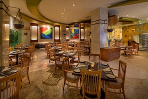 5 间餐厅，供应早餐、午餐和晚餐，国际美食
