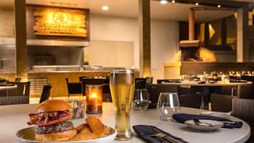 5 restaurantes, se sirven desayunos, comidas y cocina internacional