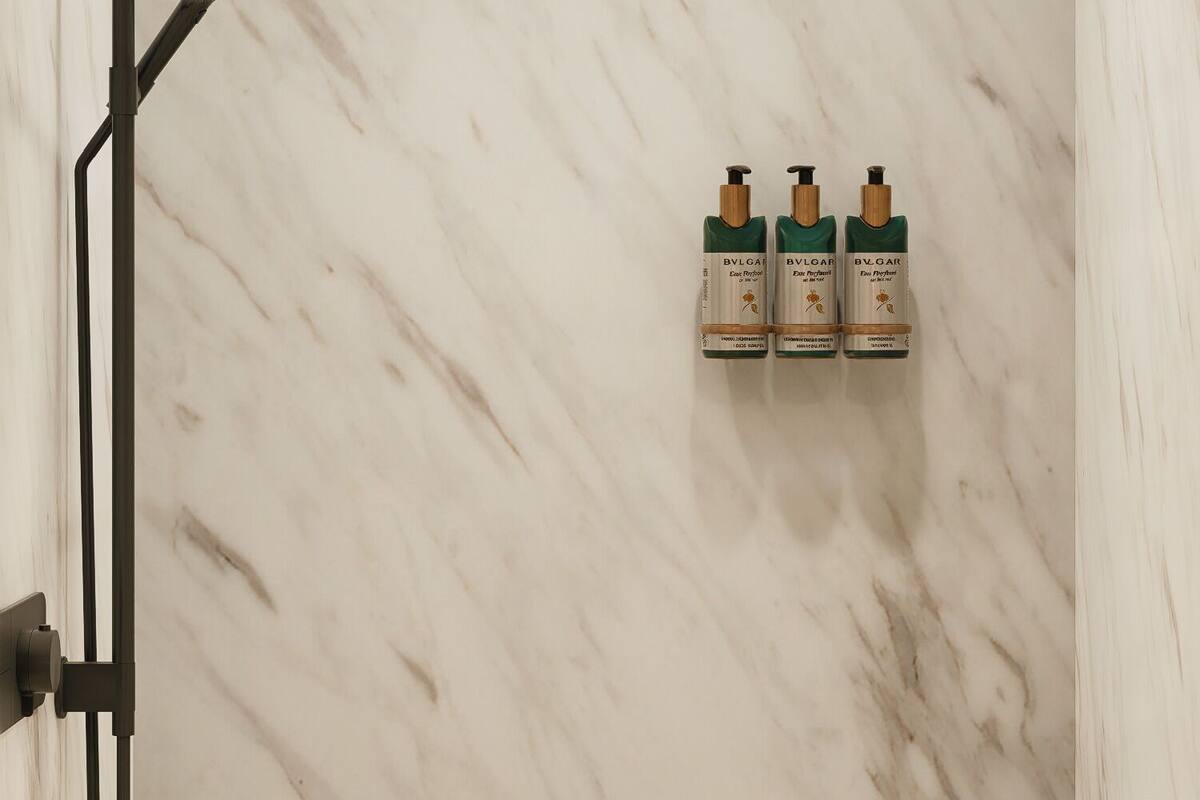 Separate bathtub and shower, jetted bath, free toiletries, hair dryer