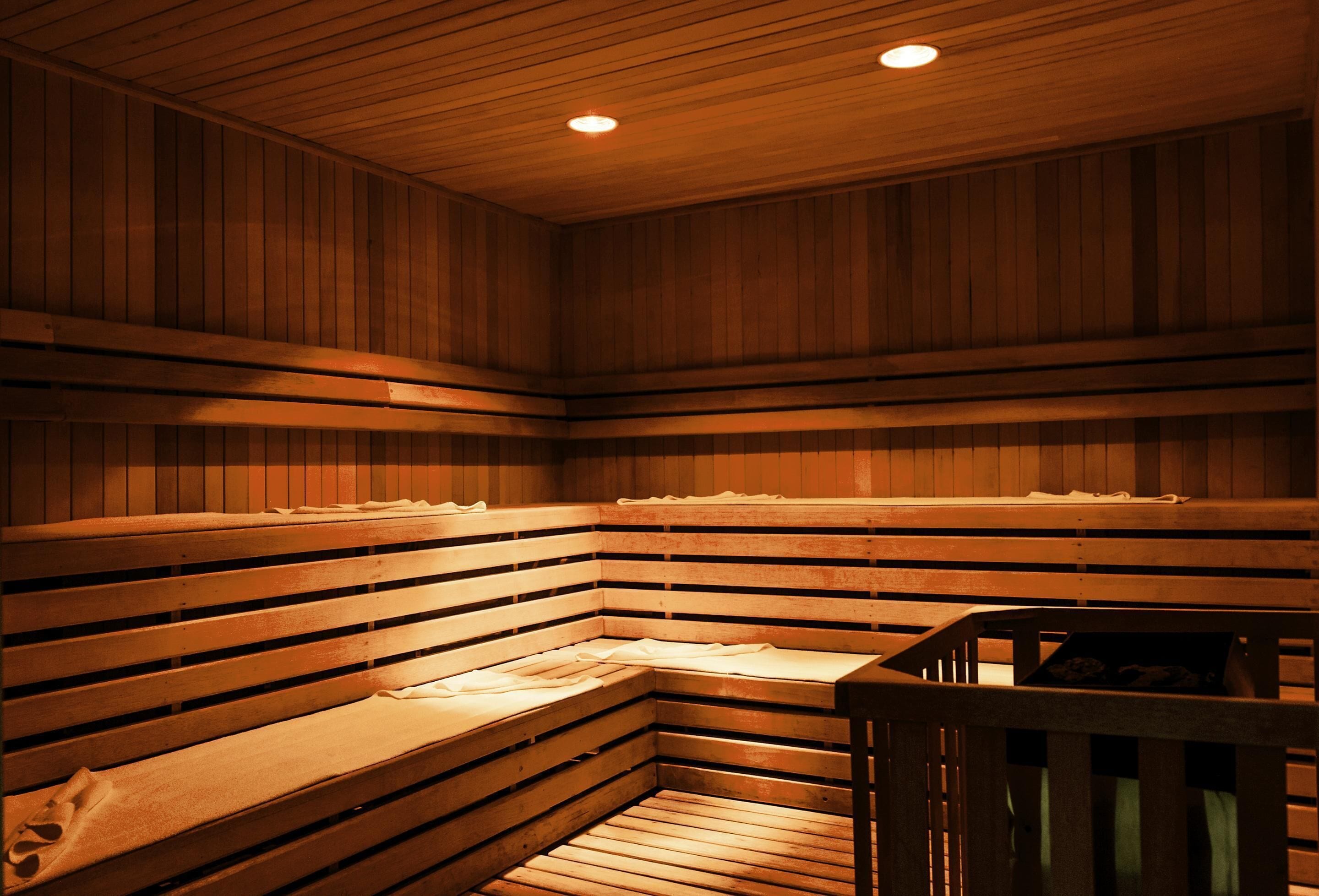 Una sauna con bancos de madera y techo inclinado.