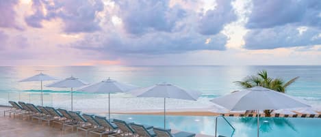 3 つの屋外プール、サンラウンジャー