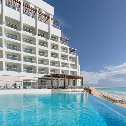 3 outdoor pools, sun loungers