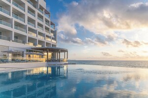 3 室外游泳池，日光浴躺椅