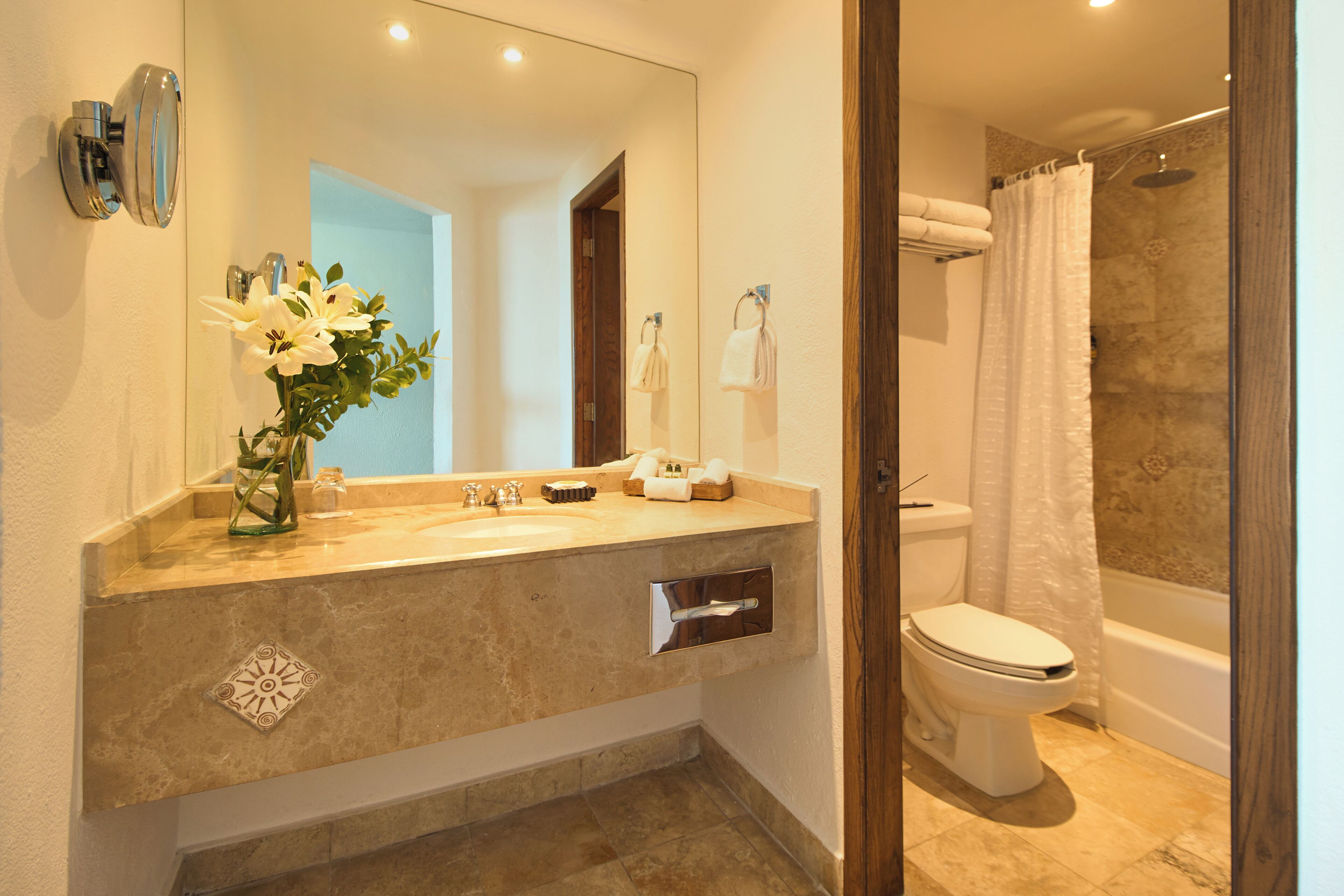 Deluxe Room King Bed | Badezimmer | Kostenlose Toilettenartikel, Haartrockner, Bademäntel, Hausschuhe
