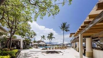 2 albercas al aire libre, sombrillas en la alberca y camastros