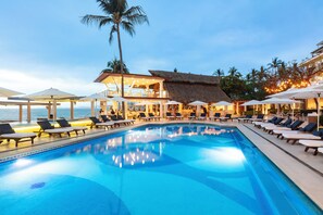 2 Außenpools, geöffnet von 07:00 Uhr bis 20:00 Uhr, Sonnenschirme