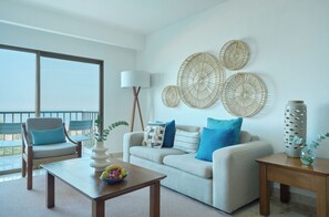Premiere Oceanfront Suite with Jacuzzi | Wohnbereich