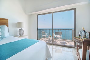 Deluxe Room Oceanfront with Jacuzzi