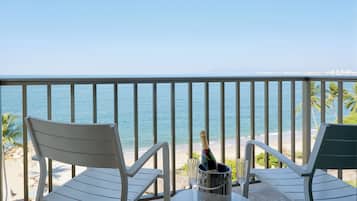 Deluxe Room King Bed | Terraza o patio