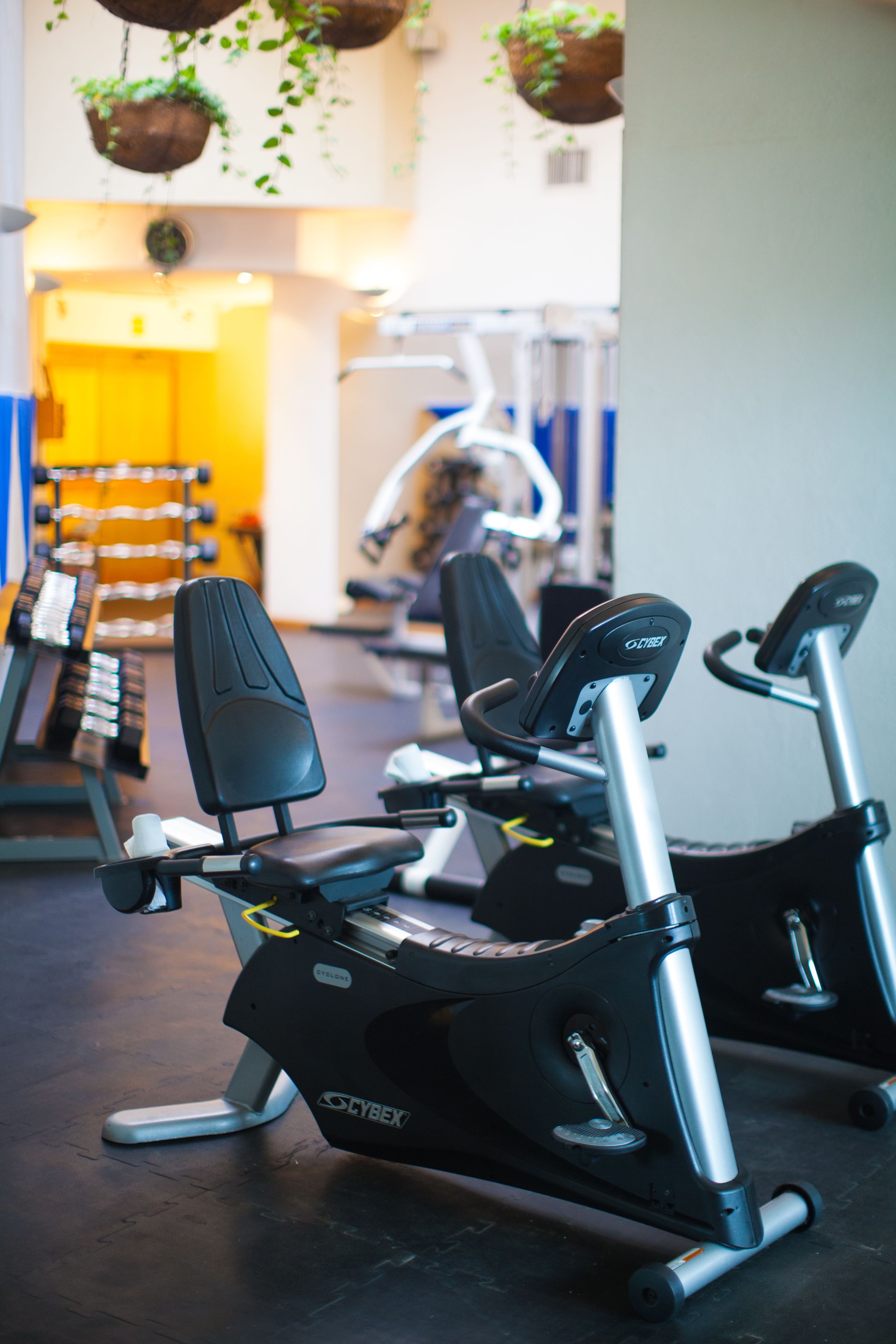 Een sportschool met hometrainers en loopband.