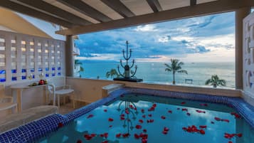 Honeymoon Oceanfront Suite with Jacuzzi | 露台/庭院