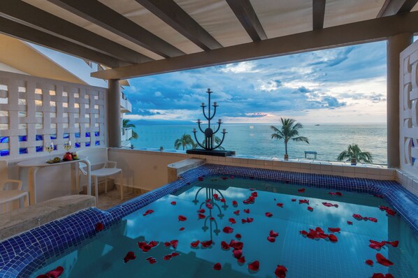 Honeymoon Oceanfront Suite with Jacuzzi | Terrace/patio