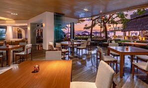 3 restaurants, breakfast, lunch, dinner served; international cuisine