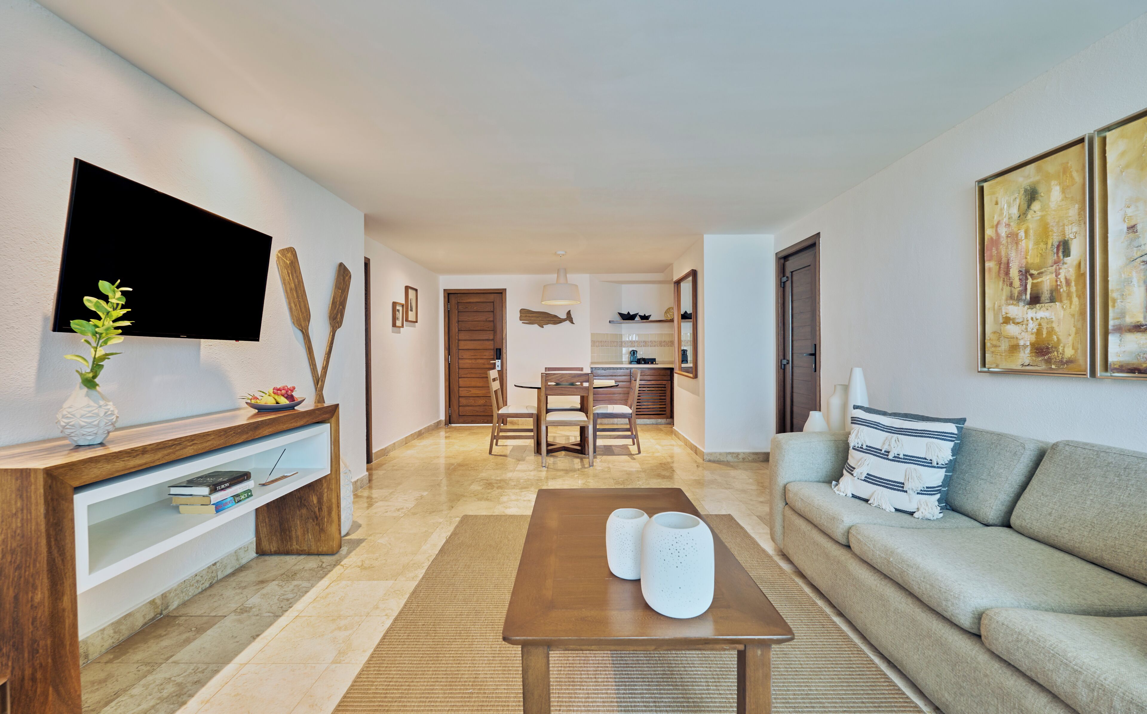 Spa Oceanfront Suite with Jacuzzi | Ruang tamu | 42 inci sebuah televisyen pintar dengan digital, TV, buku-buku