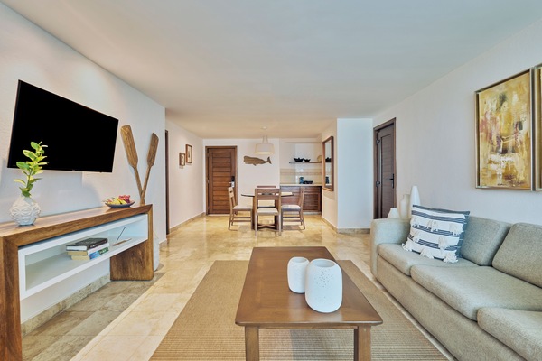 Spa Oceanfront Suite with Jacuzzi | Ruang tamu | 42 inci sebuah televisyen pintar dengan digital, TV, buku-buku