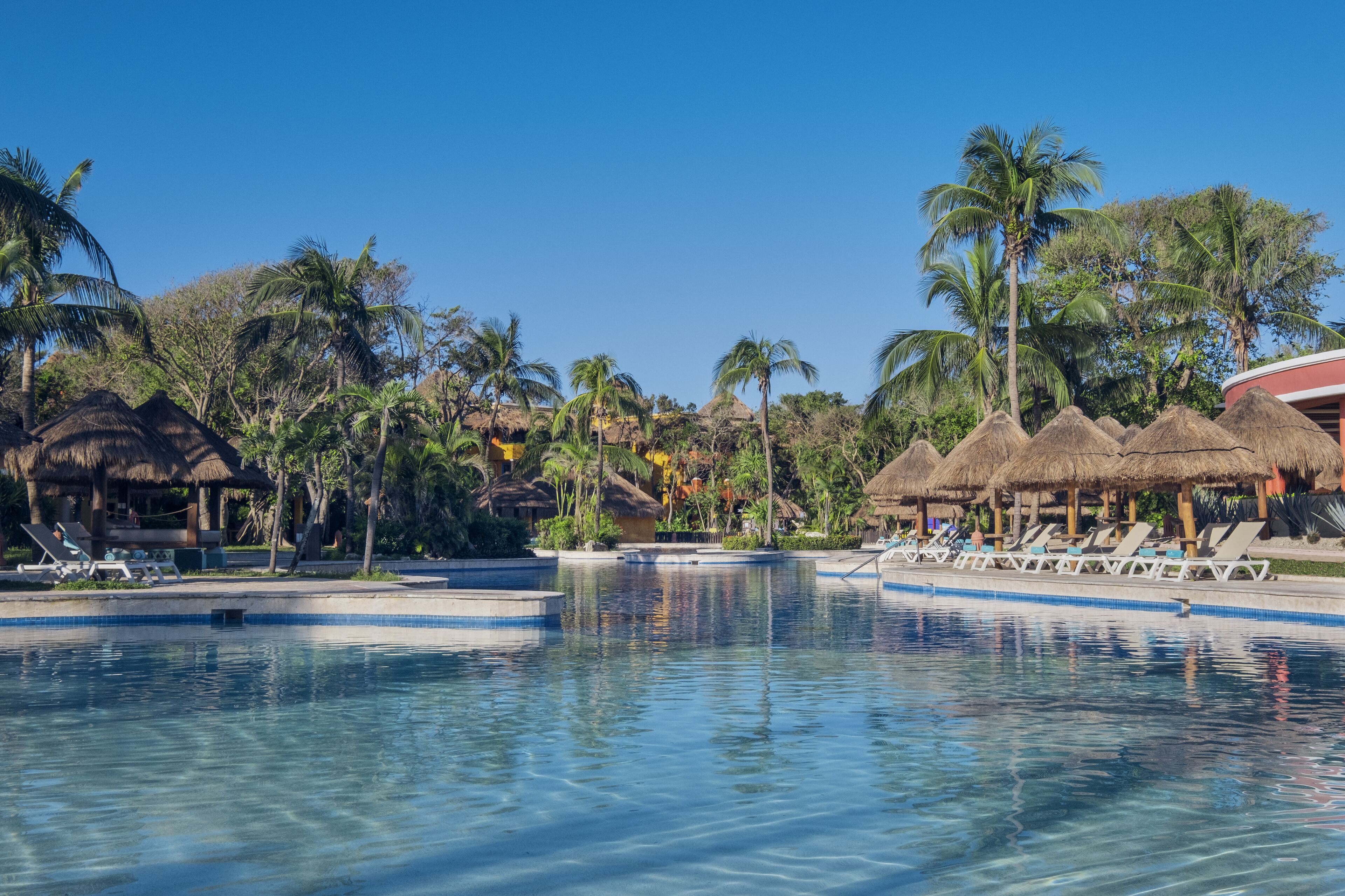 4 outdoor pools, pool umbrellas, sun loungers