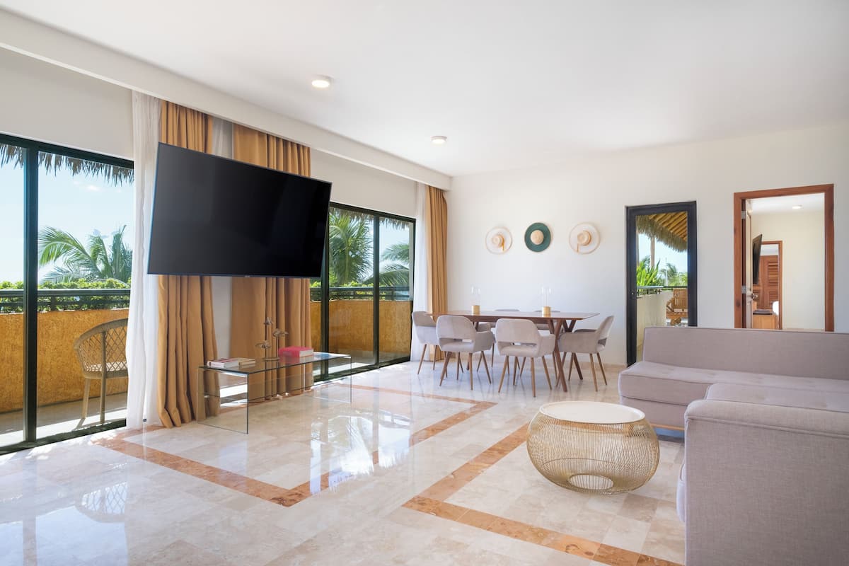 1 bedroom, premium bedding, down comforters, free minibar