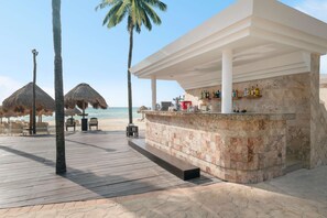 7 bar/lounge, 3 bar a bordo piscina, bar sulla spiaggia