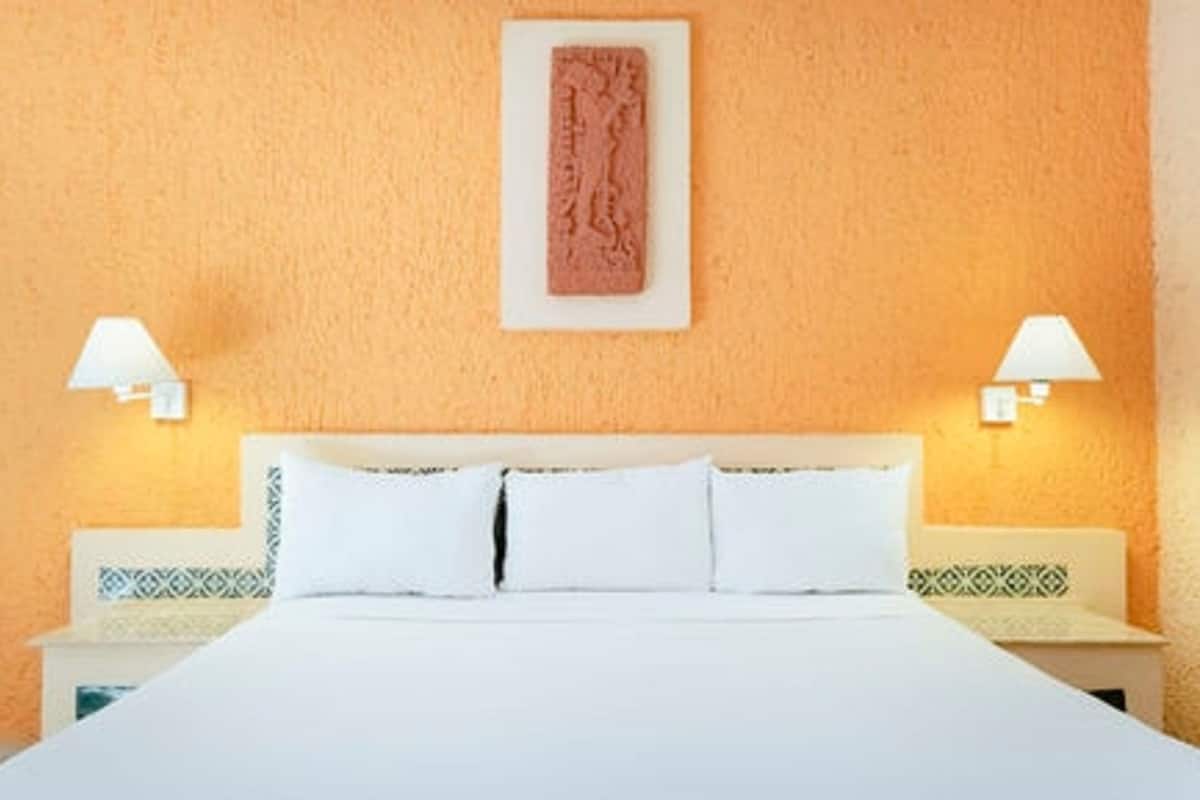1 bedroom, premium bedding, down comforters, free minibar