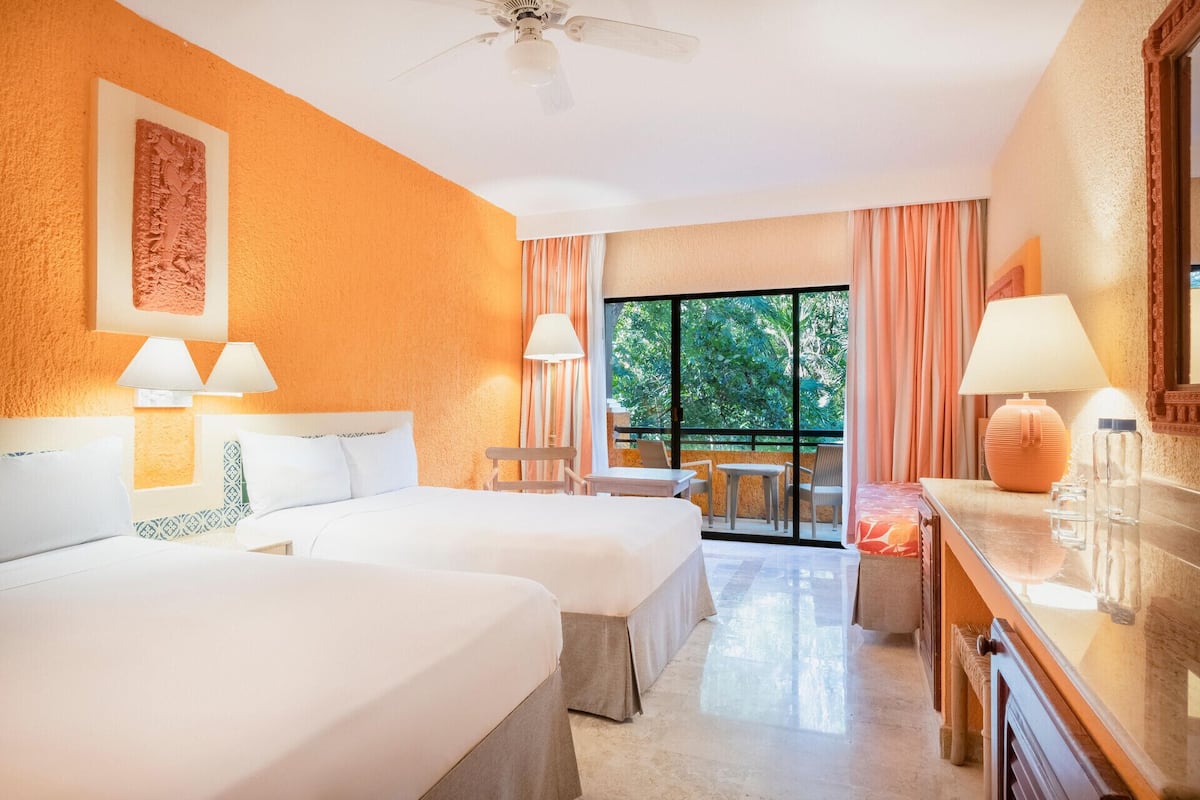 1 bedroom, premium bedding, down comforters, free minibar