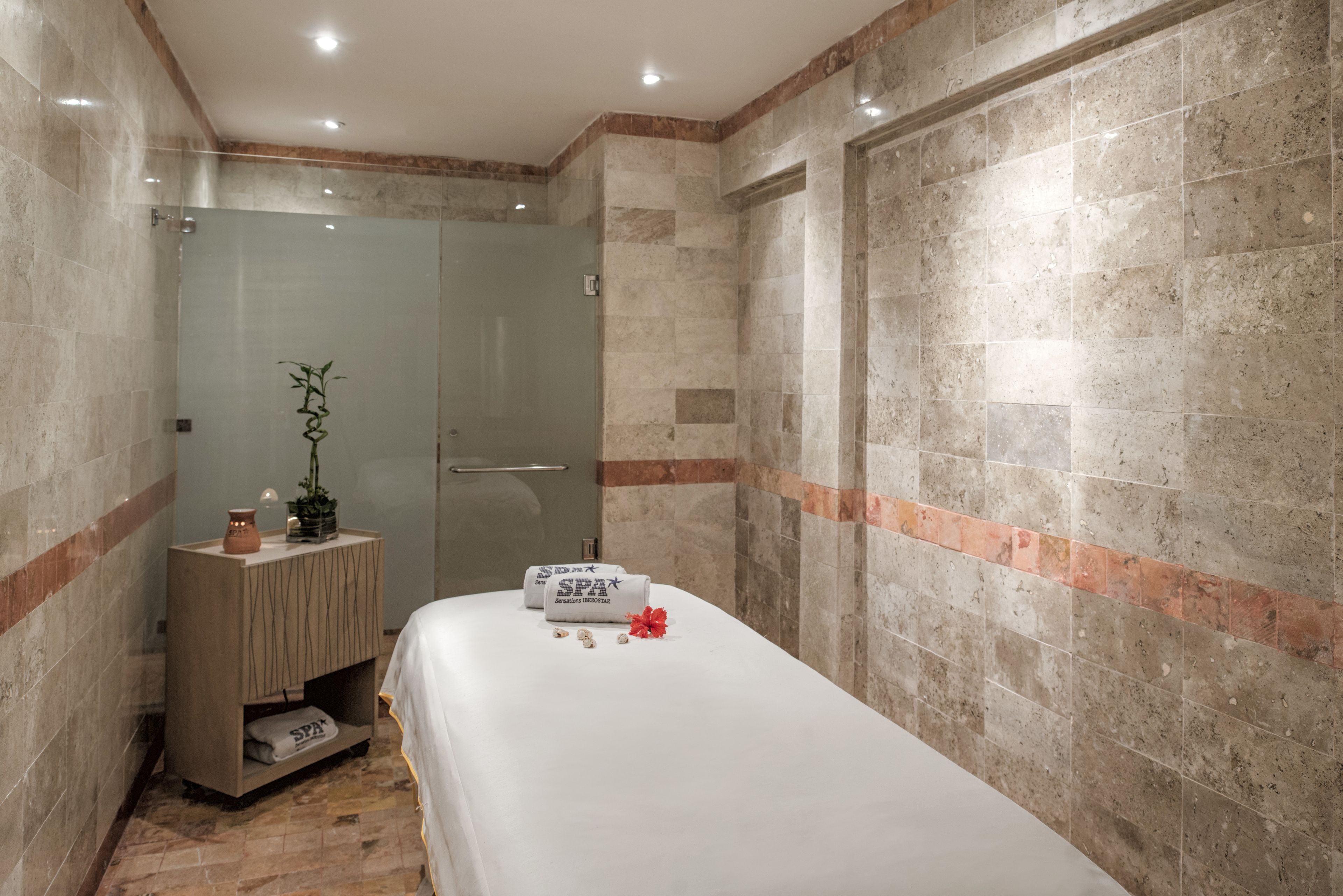 Salas para tratamentos a dois, sauna seca, banheira de hidromassagem