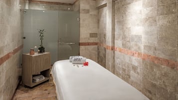 Salas de tratamiento para parejas, sauna y tina de hidromasaje
