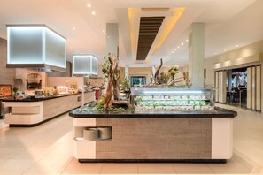 8 restaurants, lunch, dinner served; Japanese cuisine 