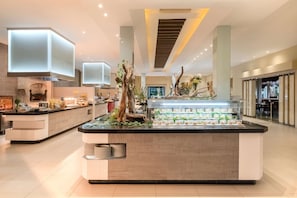 8 restaurants, lunch, dinner served; Japanese cuisine