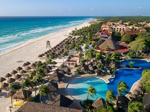 On the beach, white sand, sun loungers, beach umbrellas - Iberostar Waves Quetzal - All Inclusive (Playa del Carmen)